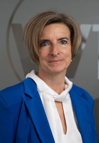  Karin Bacher