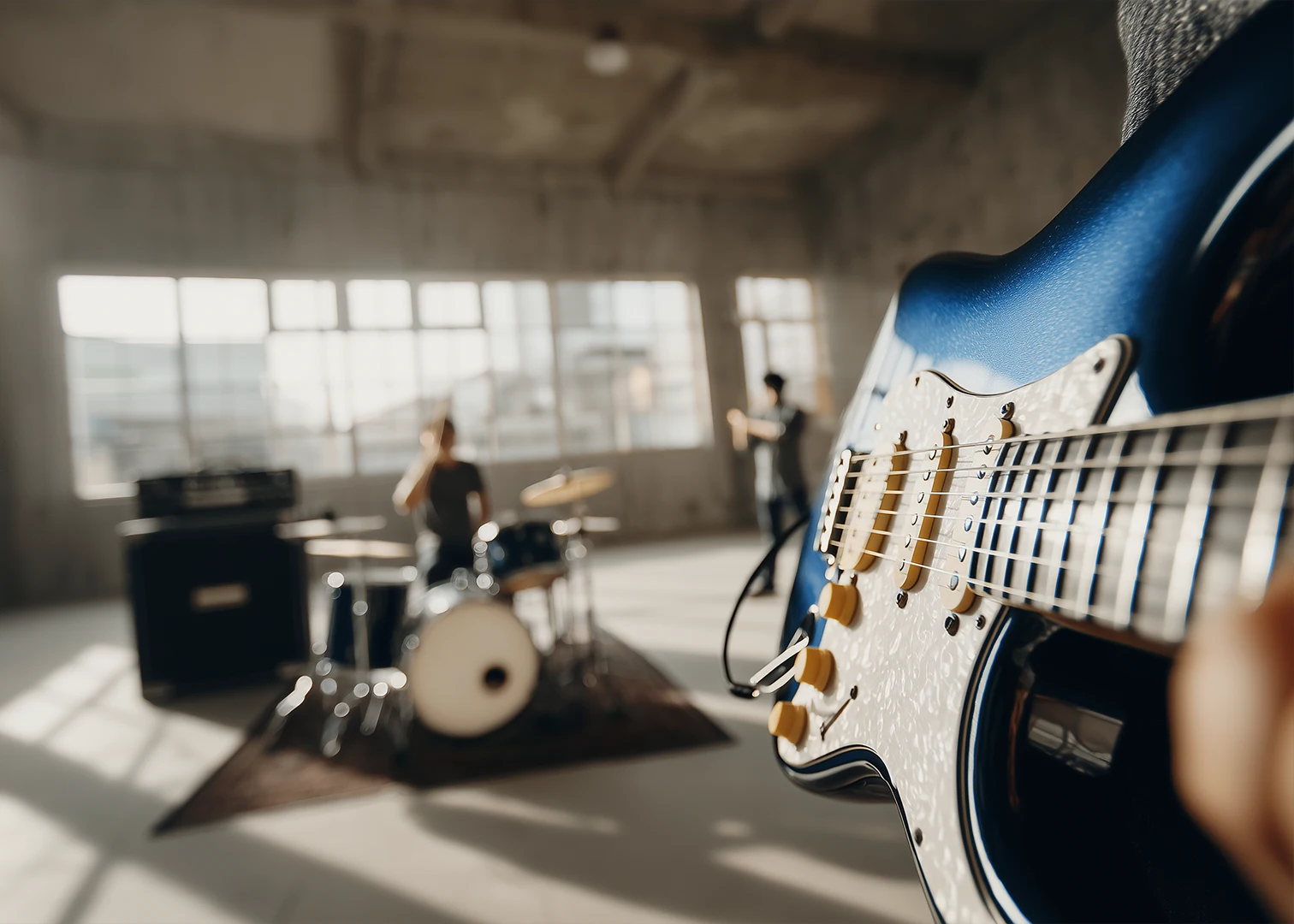 E-Gitarre im Vordergrund, Band probt im Raum mit Schlagzeug – Symbolfoto für Zielgruppe Eventmanagement, Künstler und Musikbranche bei Wokatsch-Felber Versicherungsmakler Amstetten